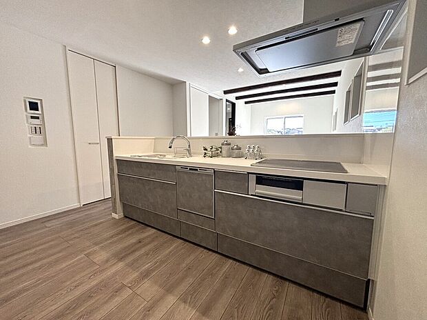 【キッチン C号棟】■リクシル システムキッチン「ES」洗練されたデザインと優れた使いやすさ。最新機能も多彩に備えた、システムキッチン。暮らしの中心として、家族が自然と集まる空間が実現します。