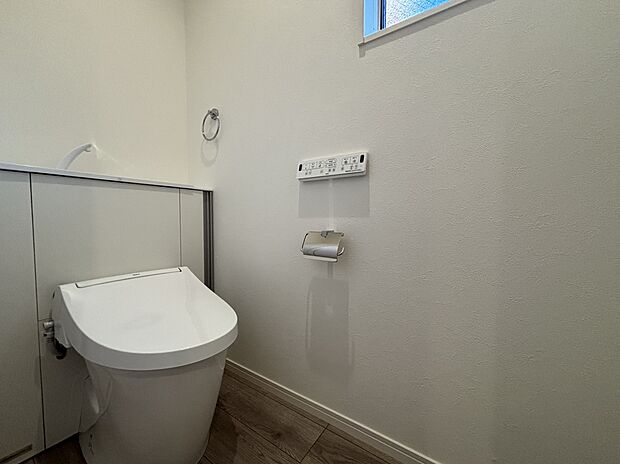 【トイレ C号棟】■INAX 「ベーシアピタ フチレス」。汚れにくくお掃除のしやすいフチレス形状の便器を採用することで少ない水でもしっかり汚れを洗い流し、清潔でデザイン性のある空間を実現します。