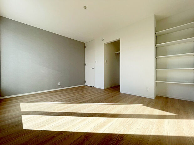 【主寝室 C号棟】■収納上手ウォークインクローゼット有り ■アクセントクロスをあしらった空間