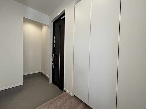 【土間収納 B号棟】■玄関横の土間収納にはお子様の外遊びの道具やベビーカー、ゴルフバッグもそのまま収納することが可能。