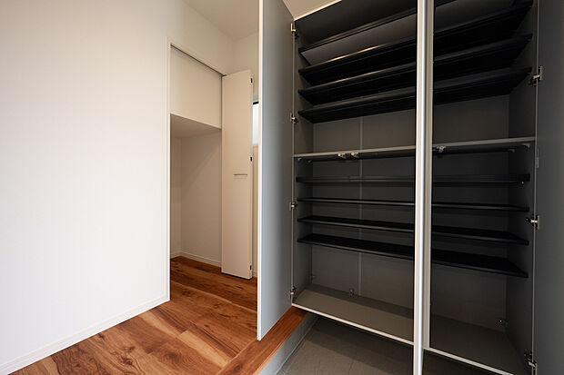 【土間収納 同仕様写真 B号棟】■ゴルフバックやベビーカーを収納できる土間収納付き