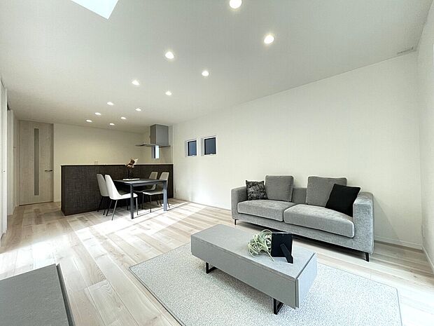 【リビング】■空気を汚さず、ふく射熱で足元からポカポカと暖まる床暖房付き
■南向きのリビングには心地いい日差しが差し込みます