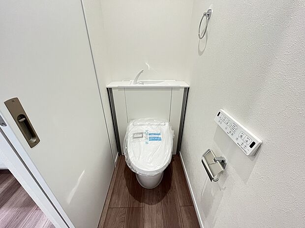 【トイレ B号棟現地写真】■INAX 「ベーシアピタ フチレス」。汚れにくくお掃除のしやすいフチレス形状の便器を採用することで少ない水でもしっかり汚れを洗い流し、清潔でデザイン性のある空間を実現します。