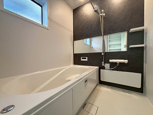 【浴室　B号棟】■リクシル　システムバスルーム「AX」。フロアはスポンジが奥まで入り掃除がラクラク。また独自の断熱層を使用しているため冬場でも冷やっとしません。
