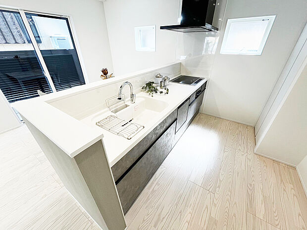 【キッチン 施工例】■IHクッキングヒーター・お手入れ楽々ガラストップ採用
■扉がゆっくり閉まるソフトモーションレール使用
■かざすと水が出るタッチレス水栓
■家事がはかどる食器洗い乾燥機付き。