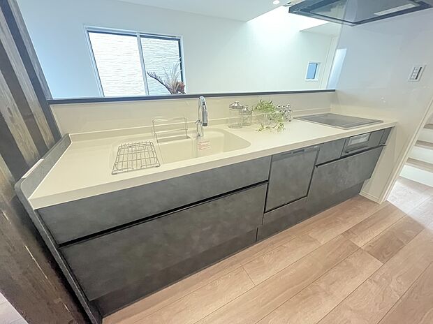 【キッチン 同仕様写真】■リクシル システムキッチン「ES」洗練されたデザインと優れた使いやすさ。最新機能も多彩に備えた、システムキッチン。暮らしの中心として、家族が自然と集まる空間が実現します。