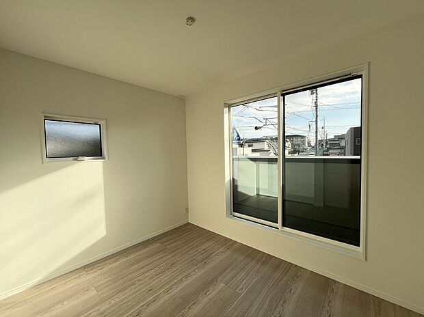 【洋室　B号棟現地写真】■洋室にはそれぞれクローゼットを設け、十分な収納スペースをつくることで美しい空間づくりの手助けをします。