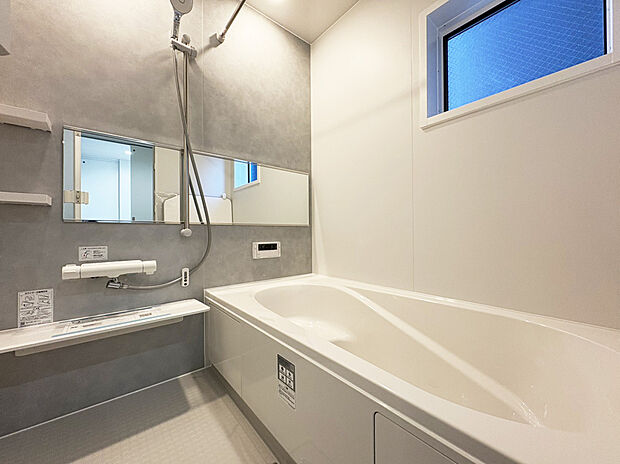 【リクシル　システムバスルーム「AX」B号棟】【キレイサーモフロア】
スポンジが奥まで入り、お掃除ラクラク。独自の断熱層で寒い冬場でもヒヤッとしません。
【サーモバスS】
浴槽保温材と保温組フタのダブル保温で、時間が経っても浴槽内の温度を最小限に抑えます。
半身浴のできるベンチ付きの節水型の浴槽、排水口はシャワーなどの排水時に渦を起こして髪の毛やゴミをまとめてくれるためお掃除簡単で汚れもつきにくい構造になっています。