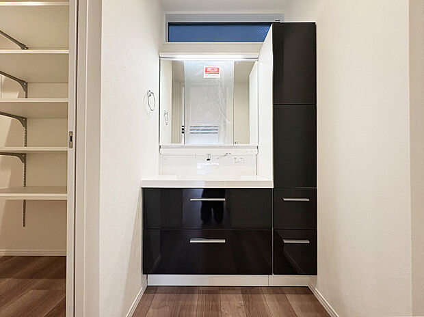 【洗面　B号棟】■リクシル　「EV」。洗面器一体型カウンターでつぎ目などの凹凸がなく汚れもさっとひと拭き。節水と省エネ性にすぐれた上から水のでるキレイアップ水栓。