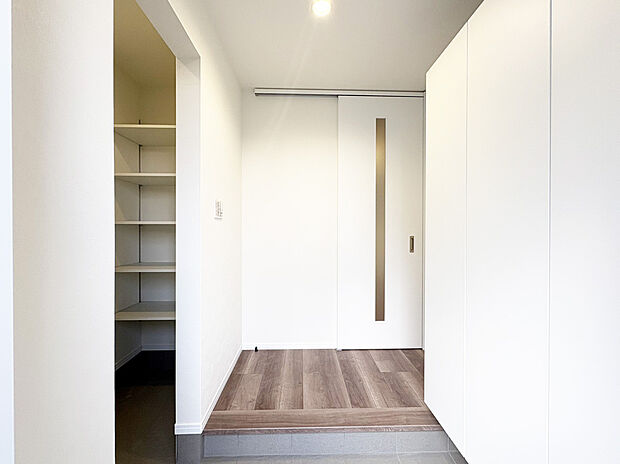 【玄関　B号棟】大容量の下駄箱を採用しておりますので、お履物はもちろん、稼動棚を動かせば履物以外も収納できます。
玄関横の土間収納には掃除道具や外用玩具、ベビーカーなどをそのまま収納することが可能です！