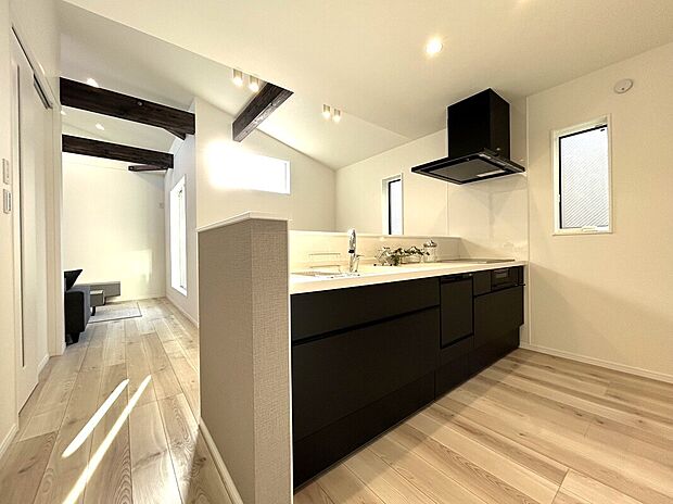 【キッチン　B号棟】■リクシル　システムキッチン「ES」洗練されたデザインと優れた使いやすさ。最新機能も多彩に備えた、システムキッチン。暮らしの中心として、家族が自然と集まる空間が実現します。
