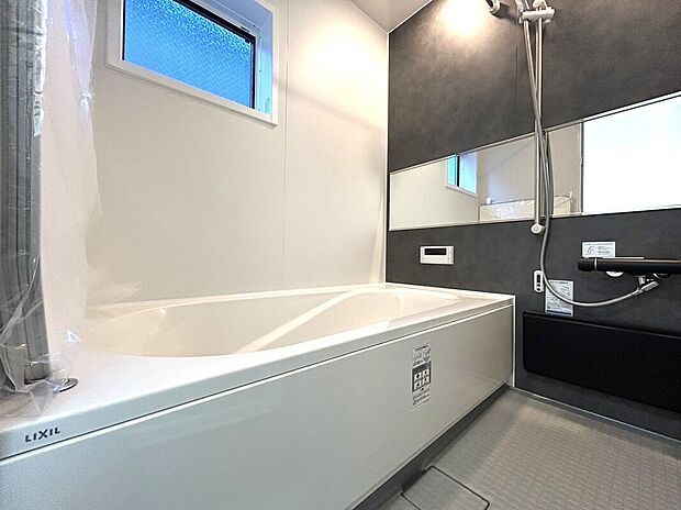 【浴室　B号棟】■リクシル　システムバスルーム「AX」。フロアはスポンジが奥まで入り掃除がラクラク。また独自の断熱層を使用しているため冬場でも冷やっとしません。
