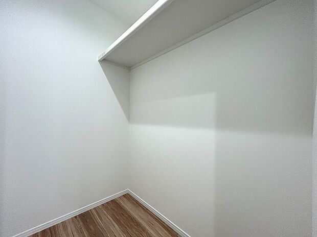 【納戸】■掃除道具やレジャー用品等大型用品の収納に便利な納戸
■家族分の衣替えの服も収納可能です