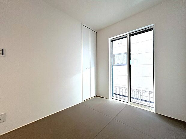 【和室】■家の雰囲気を損なわせないモダンなタタミを採用
■使い勝手の良いリビング横