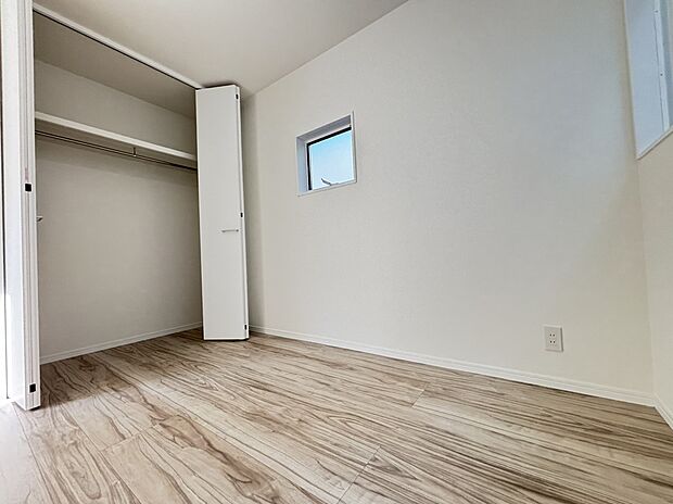 【洋室　B号棟現地写真】■洋室にはそれぞれクローゼットを設け、十分な収納スペースをつくることで美しい空間づくりの手助けをします。