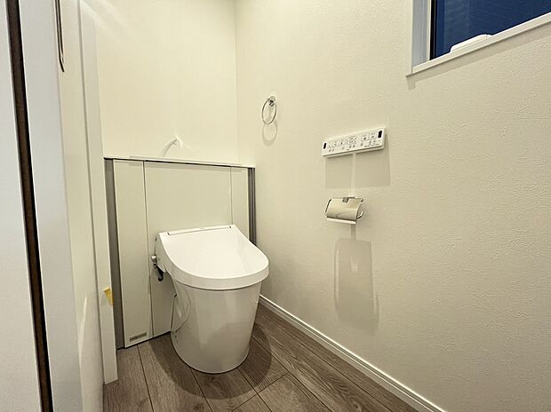 【トイレ　A号棟現地写真】■INAX　「ベーシアピタ フチレス」。汚れにくくお掃除のしやすいフチレス形状の便器を採用することで少ない水でもしっかり汚れを洗い流し、清潔でデザイン性のある空間を実現します。