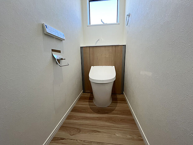 【トイレ　B号棟現地写真】■INAX　「ベーシアピタ フチレス」。汚れにくくお掃除のしやすいフチレス形状の便器を採用することで少ない水でもしっかり汚れを洗い流し、清潔でデザイン性のある空間を実現します。