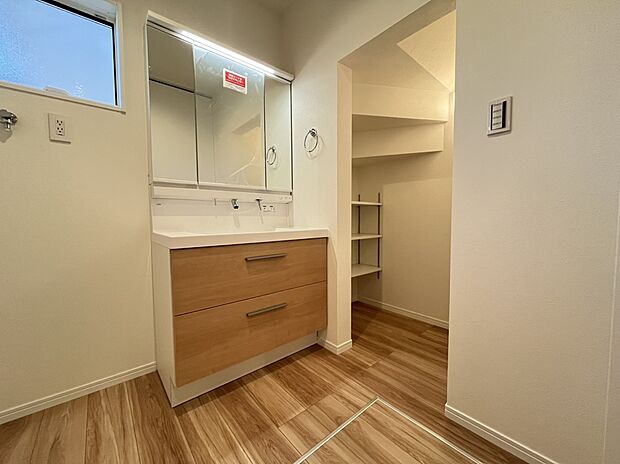 【洗面台　B号棟現地写真】■リクシル　「EV」。洗面器一体型カウンターでつぎ目などの凹凸がなく汚れもさっとひと拭き。また節水と省エネ性にすぐれた上から水のでるキレイアップ水栓