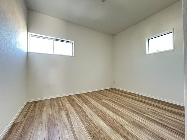 【洋室　B号棟現地写真】■洋室にはそれぞれクローゼットを設け、十分な収納スペースをつくることで美しい空間づくりの手助けをします。