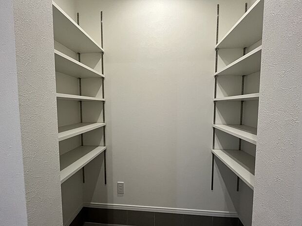 【土間収納　B号棟現地写真】■ゴルフバックやベビーカーを収納できる土間収納付き