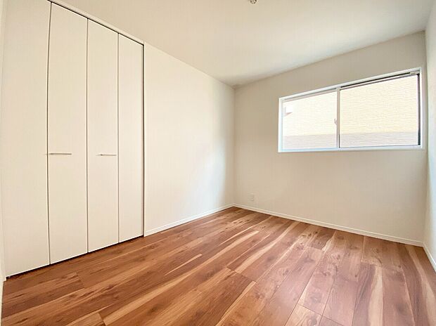 【洋室　現地写真】■洋室にはそれぞれクローゼットを設け、十分な収納スペースをつくることで美しい空間づくりの手助けをします。