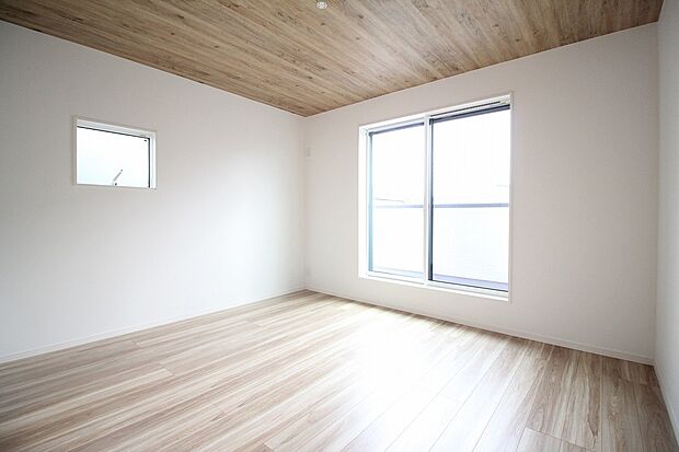 【主寝室 同仕様写真 B号棟】■ゆったりとした広さを確保した癒しの主寝室。広々ウォークインクローゼット設置で、収納力も十分。快適な新生活が送れます。