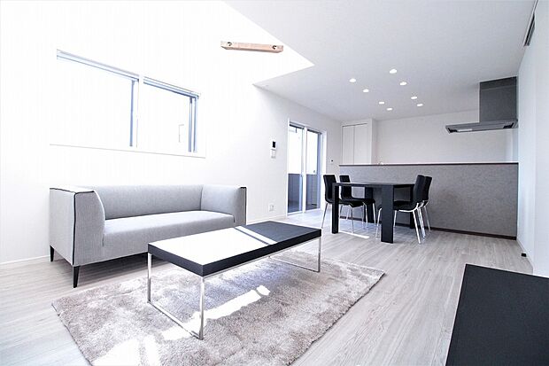 【リビング 同仕様写真 B号棟】■吹抜がリビングをより明るく、開放的な空間に