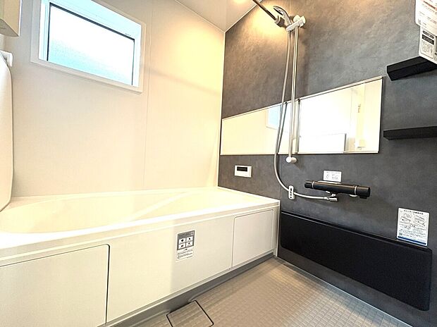 【浴室　A号棟】■リクシル　システムバスルーム「AX」。フロアはスポンジが奥まで入り掃除がラクラク。また独自の断熱層を使用しているため冬場でも冷やっとしません。