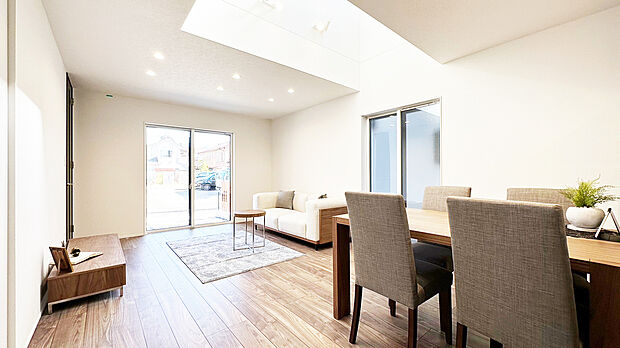 【リビング 同仕様写真】■空気を汚さず、ふく射熱で足元からポカポカと暖まる床暖房付き
■4人掛けのダイニングセットを置いても横を通り抜けられるゆとりの幅