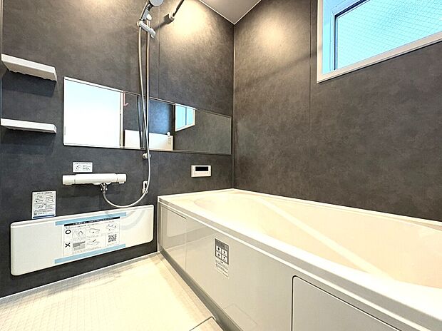 【浴室　A号棟】■リクシル　システムバスルーム「AX」。フロアはスポンジが奥まで入り掃除がラクラク。また独自の断熱層を使用しているため冬場でも冷やっとしません。