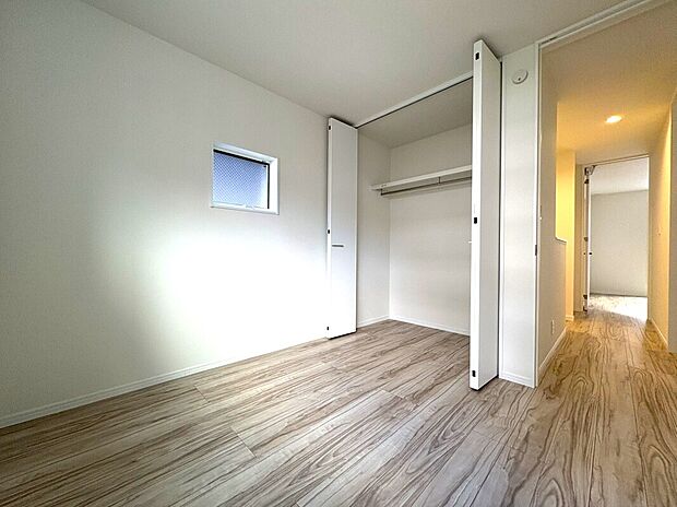 【洋室　B号棟　】■子ども部屋にも広々クローゼット。吊りレールで開閉がスムーズにおこなえます。