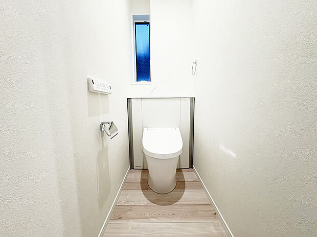 【A号棟　トイレ　】■INAX　「ベーシアピタ フチレス」。汚れにくくお掃除のしやすいフチレス形状の便器を採用することで少ない水でもしっかり汚れを洗い流し、清潔でデザイン性のある空間を実現します。