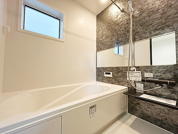 【浴室 B号棟 同仕様写真】■リクシル システムバスルーム「AX」。フロアはスポンジが奥まで入り掃除がラクラク。また独自の断熱層を使用しているため冬場でも冷やっとしません。