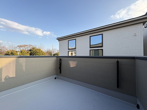 【バルコニー C号棟 】■奥行きのあるバルコニー
■洗濯物が良く乾く南向き