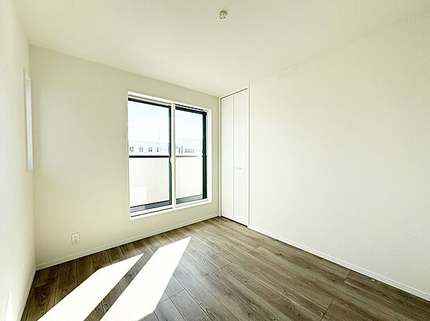 【洋室　A号棟】全室収納付きで住まいをスッキリと保てます！
