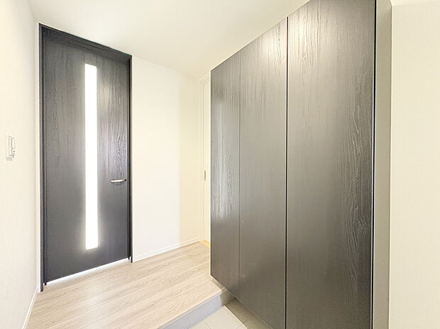 【玄関　A号棟】大容量の下駄箱を採用しておりますので、お履物はもちろん、稼動棚を動かせば履物以外も収納できます。玄関横の土間収納には掃除道具や外用玩具、ベビーカーなどをそのまま収納することが可能です！