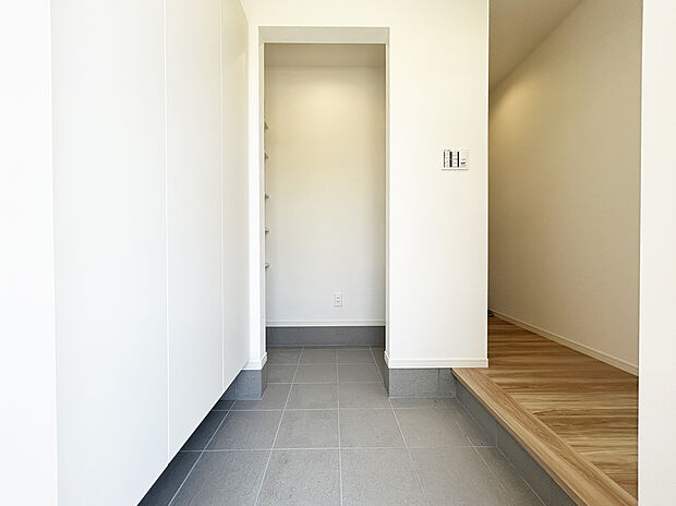【玄関 施工例写真】大容量の下駄箱を採用しておりますので、お履物はもちろん、稼動棚を動かせば履物以外も収納できます。