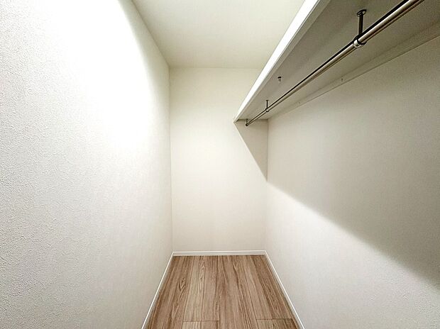 【WIC　C号棟】主寝室には大型のクローゼットがありたくさんの荷物が収納できます！
