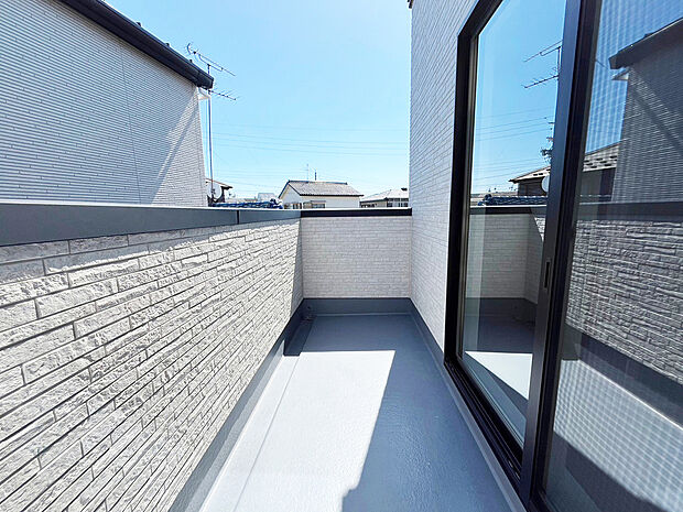 【バルコニー 同仕様写真】■奥行きのあるバルコニー
■洗濯物が良く乾く南向き