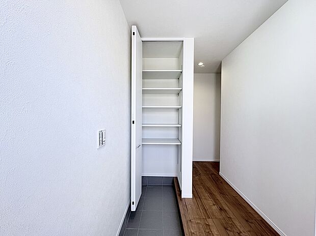 【土間収納 B号棟現地写真】■ゴルフバックやベビーカーを収納できる土間収納付き