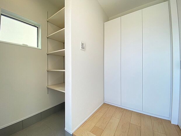 【土間収納 同仕様写真】■ゴルフバックやベビーカーを収納できる土間収納付き