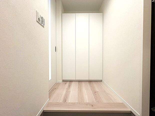 【玄関　C号棟】土間収納には掃除道具や外用玩具、ベビーカーなどをそのまま収納することが可能です！