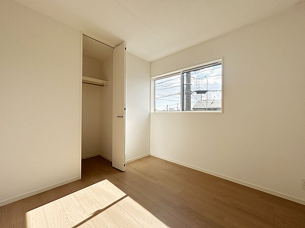 【洋室　同仕様写真】全室収納付きで住まいをスッキリと保てます！
