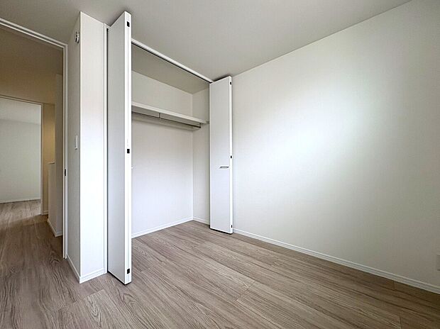 【洋室 B号棟】■子ども部屋にも広々クローゼット。吊りレールで開閉がスムーズにおこなえます。