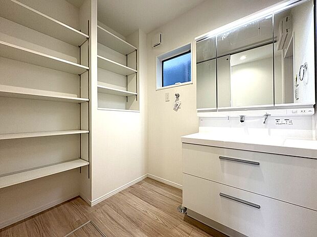 【洗面台 B号棟】■リクシル 「EV」。洗面器一体型カウンターでつぎ目などの凹凸がなく汚れもさっとひと拭き。また節水と省エネ性にすぐれた上から水のでるキレイアップ水栓