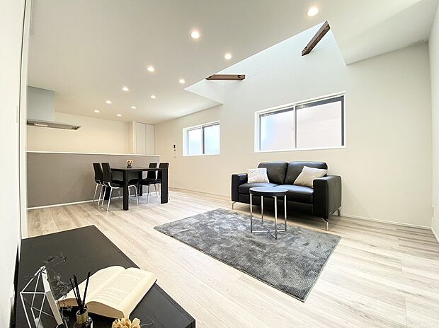 【リビング　同仕様写真】■LDK部分には、光をいれるための独立した吹抜けにより開放感もございます。