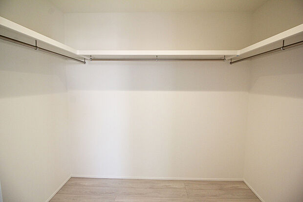 【WIC　同一仕様】■衣類の収納だけでなく、布団等の様々なものが収納可能
