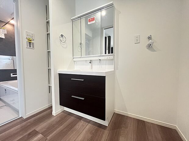 【洗面室　施工例】■リクシル　「EV」。洗面器一体型カウンターでつぎ目などの凹凸がなく汚れもさっとひと拭き。また節水と省エネ性にすぐれた上から水のでるキレイアップ水栓