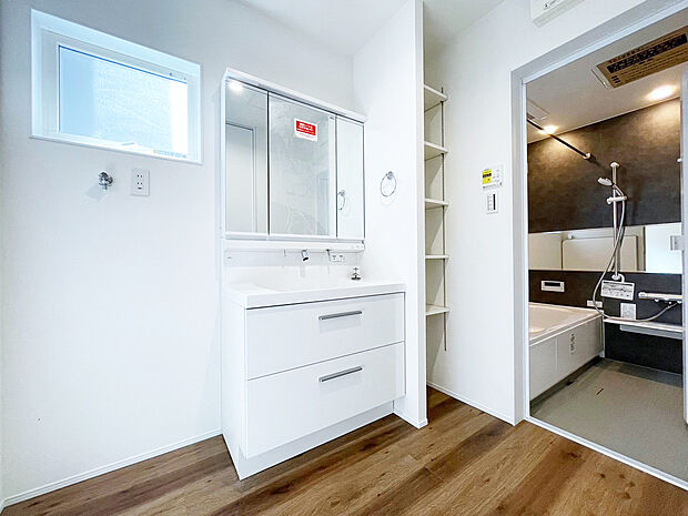 【洗面　同一仕様】■リクシル　「EV」。洗面器一体型カウンターでつぎ目などの凹凸がなく汚れもさっとひと拭き。また節水と省エネ性にすぐれた上から水のでるキレイアップ水栓は、水栓のまわりに水がたまらないのでお掃除が簡単。