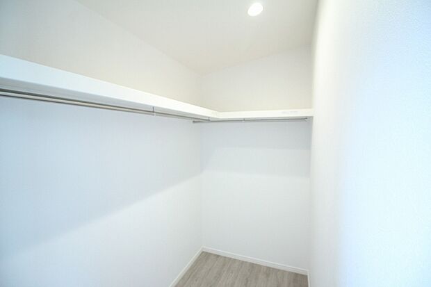 【ウォークインクローゼット　同仕様写真】■衣類だけではなく、バッグや帽子、アクセサリーといったファッションアイテムを全て一ヶ所で収納
■余分なものを置かずにすみ、寝室内がスッキリするウォークインクローゼット